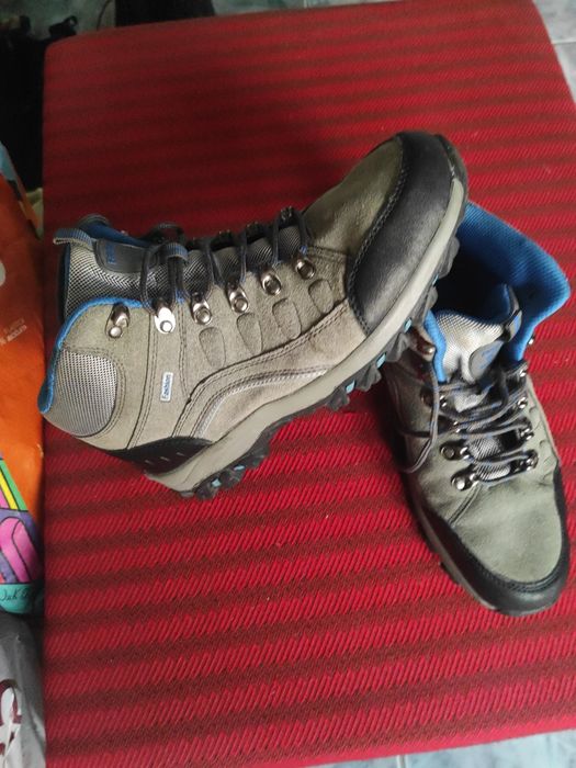 Adidași  foarte practici comozi și rezistenți.
Numarul 41.