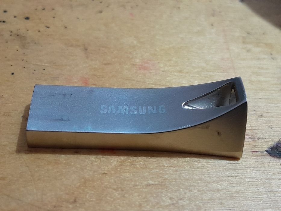 16 GB fleshka — bu ma’lumot saqlash uchun USB xotira. Uni telefon, kom