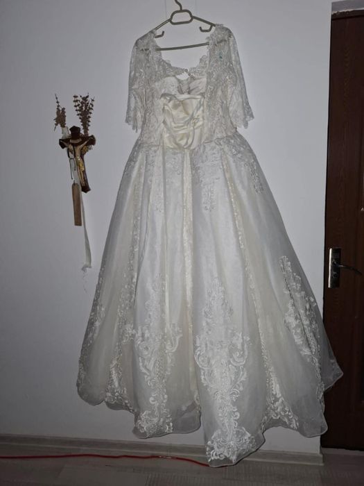 Rochiță mireasă ofer voal și cerc