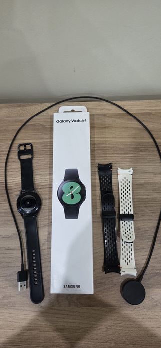 Samsung Galaxy Watch4 40mm SM-R860 + кутия, зарядно и каишки