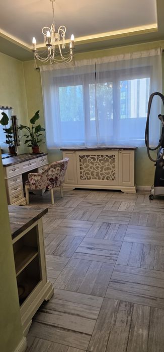 Închiriez 1 camera in salon de cosmetica