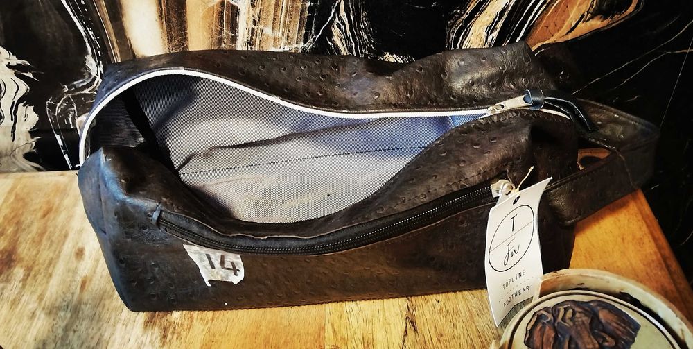 Чантички за тоалетни принадлежности от естествена кожа