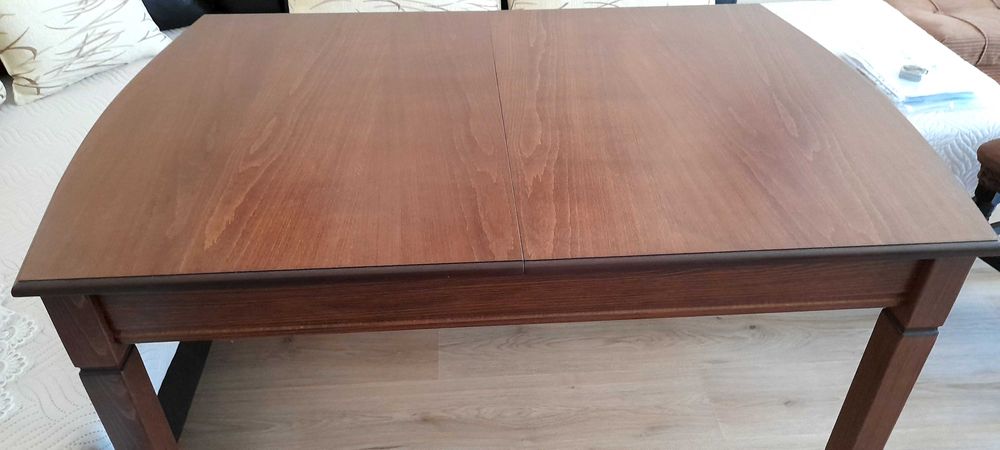 Продавам трапезна разтегателна маса размери д155  ш 80 в75. цена 160лв