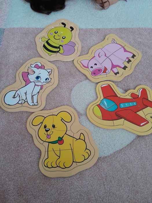 Vand toate aceste puzzle