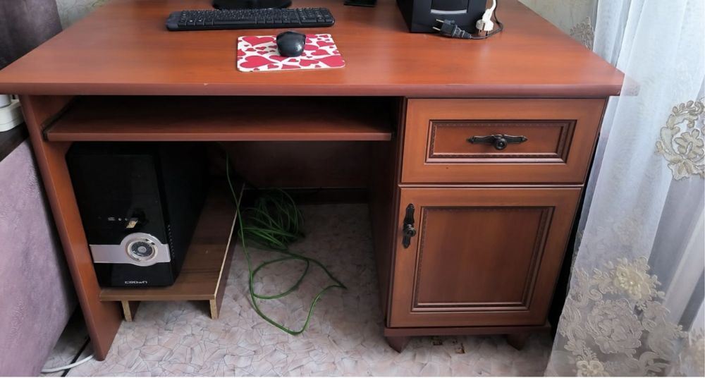 Продам компьютерный стол