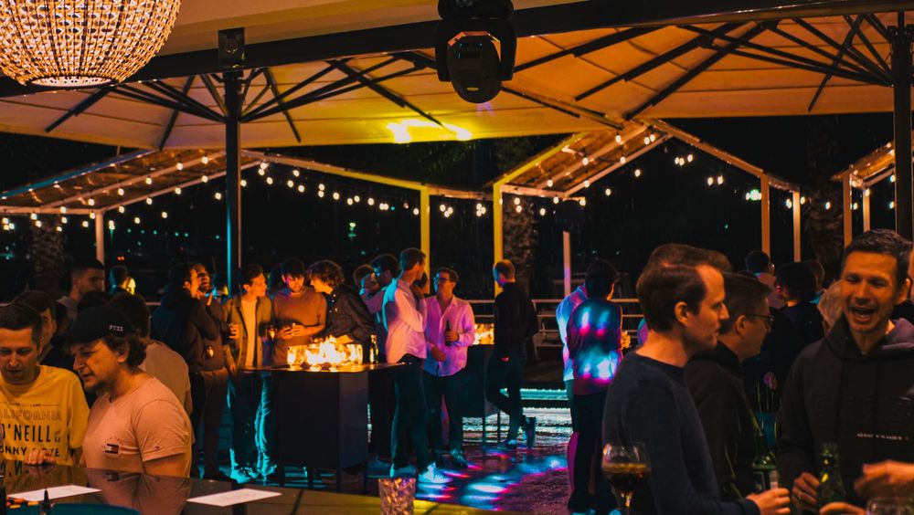 Огнена маса Engasco Slava High - Модерна дизайнерска маса