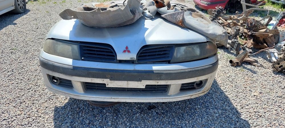 Передний бампер  каризму