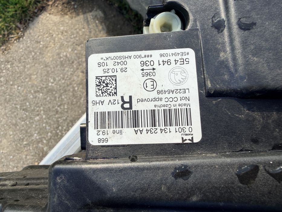 Десен фар за Skoda Oktavia IV Matrix-25”