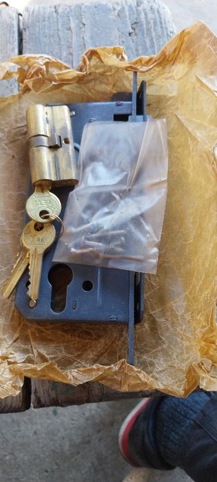 Брави и шилдове. Нови. 6 броя.