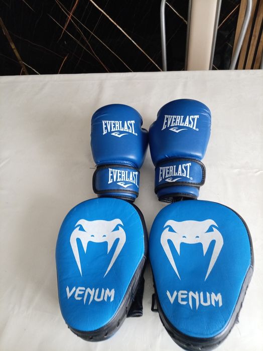 боксёрский перчатки и лапа