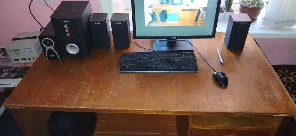 продается стол кухонный и компьютерный, две кровати (пр-во Румыния)