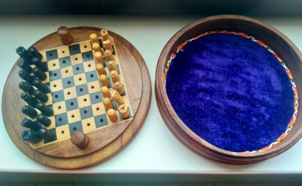 Мини шах в кръгла дървена кутия