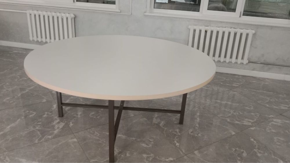 Стол.            .