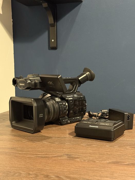 Vând cameră video Panasonic AG-UX90