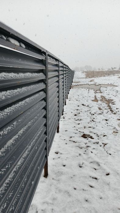 Совремнный металический забор жалюзи красиво и надежно.