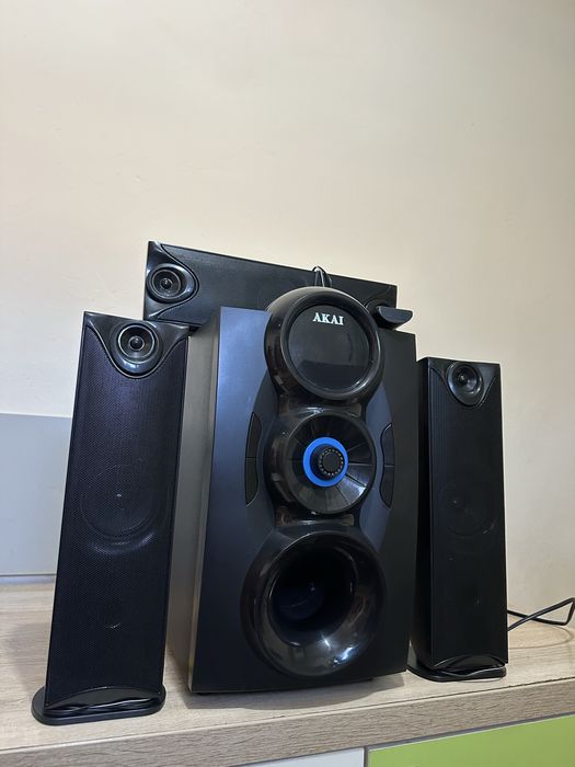 Vând sistem audio Akai SS028A-3208C, 3.1, bluetooth, radio FM negru