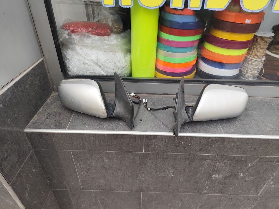 огледало за toyota avensis от 2003 нагоре огледалата се прибират