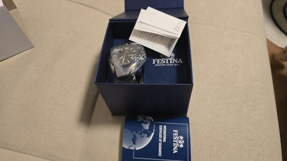 Часовник Фестина нов с международна гаранция.