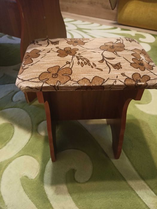 Продам стол с табуретками