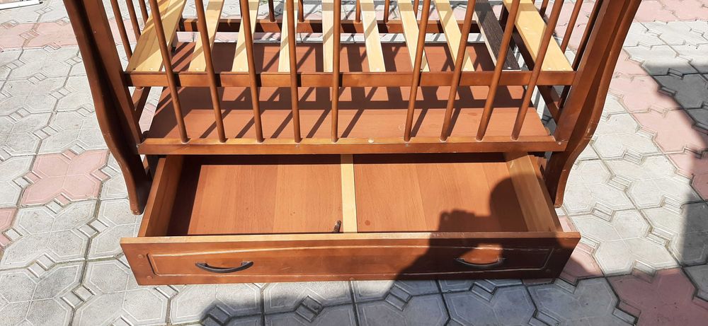 Детская манежка с маятником