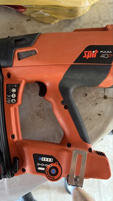 Pistol de impuscat cuie Spit Pulsa 40P