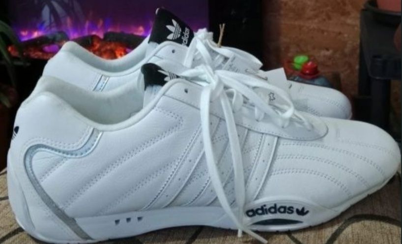 NOU cu etichetă Adidas Originals mărimea 44