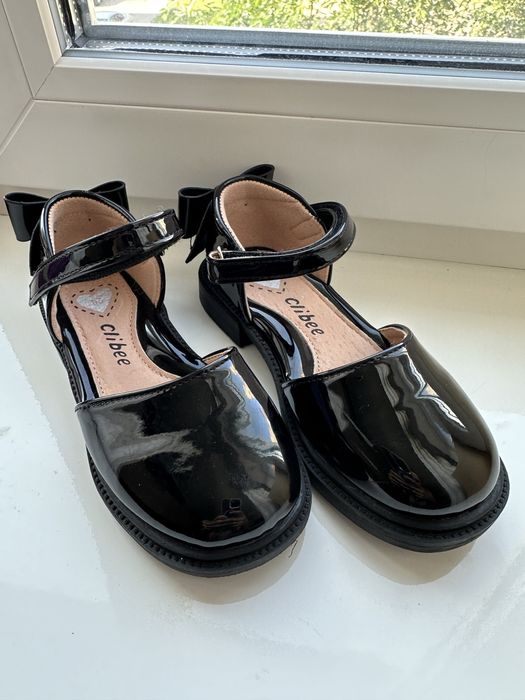 Продам черные туфли для девочки