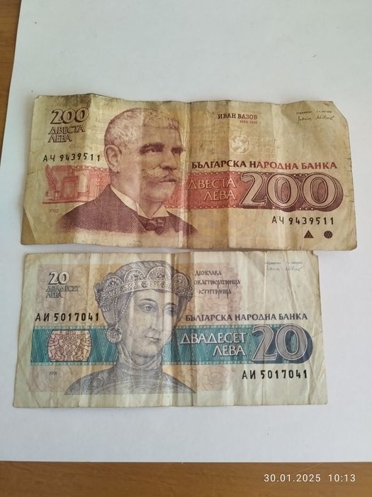 Продавам малък сет български и чужди монети и значки