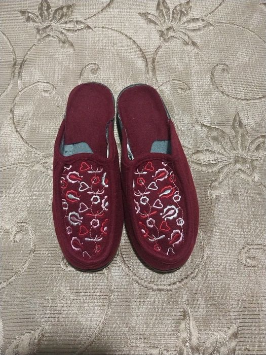 Продаю женские тапочки