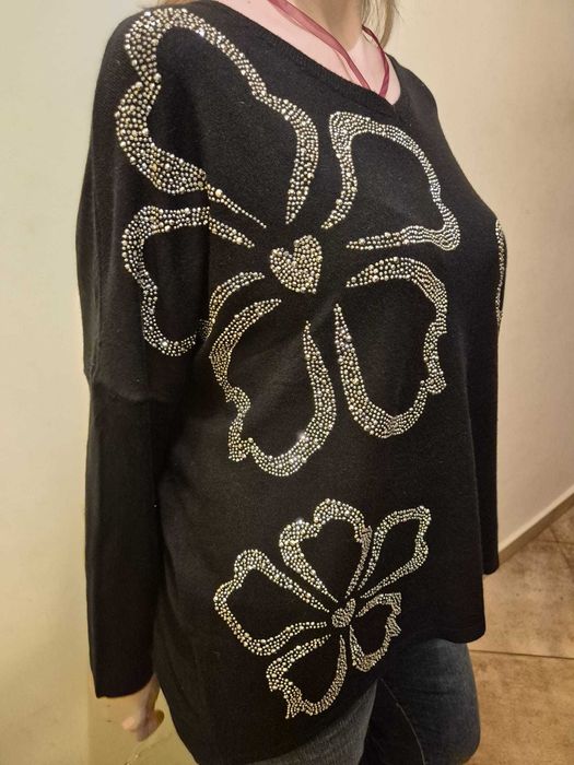 Bluza pulover neagra cu flori argintii