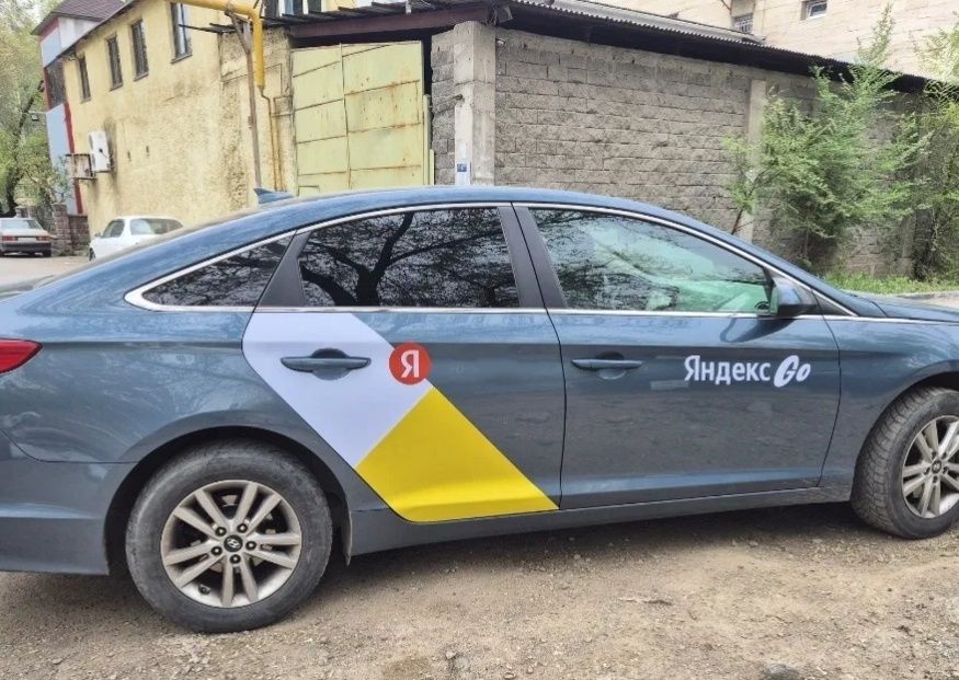 Наклейка Яндекс Go на элантру