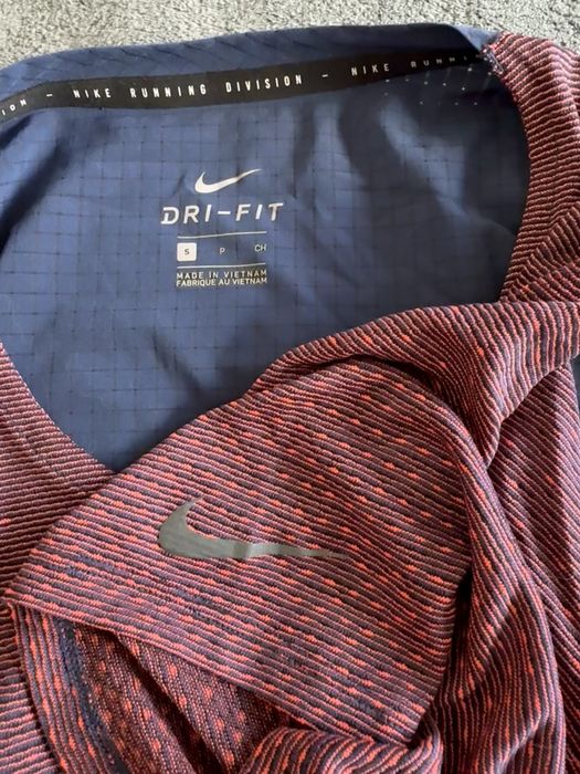 Оригинална чисто нова тениска за бягане с джоб Найк/ Brand new Nike running T-Shirt