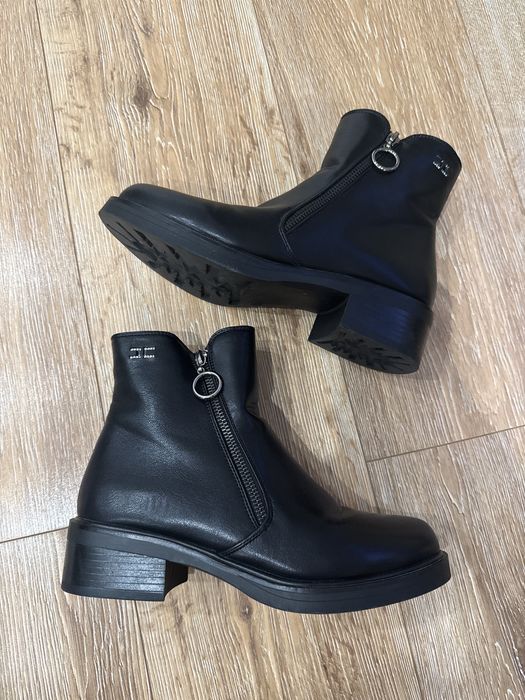 Черни ниски боти, 37