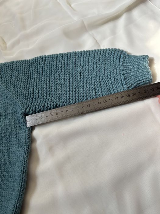 Вязаная детская кофточка с чепчиком