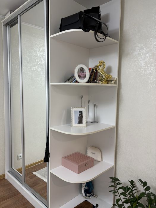 Продам шкаф распашной с зеркалом