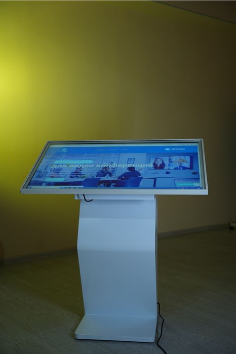 Сенсорный информационный (инфокиоск) с диагональю 43"
