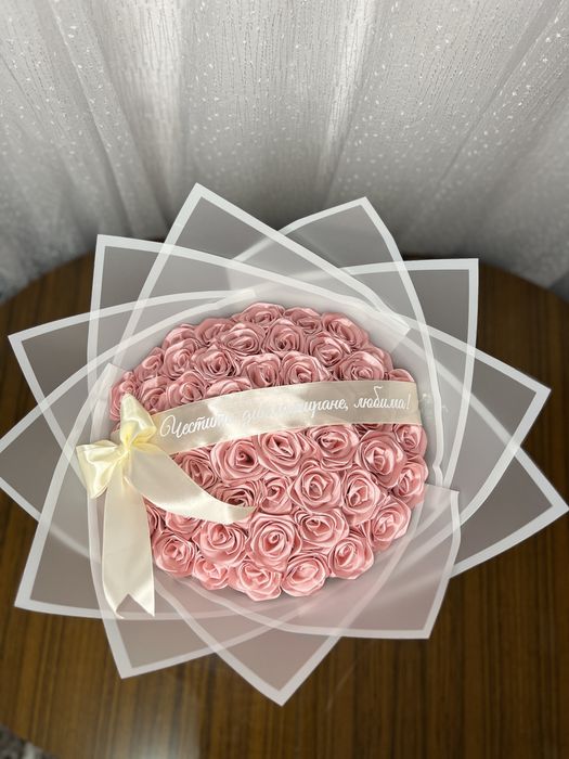 Премиум букет със сатенени рози и персонално