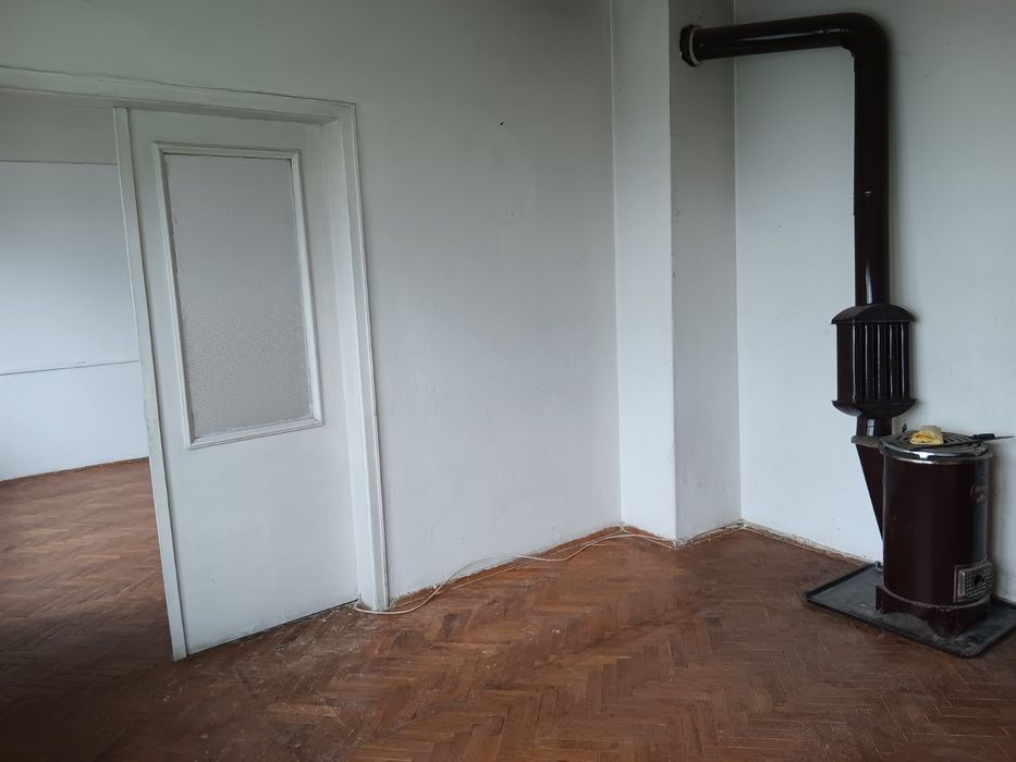 Продава се 3-стаен тухлен апартамент с гараж, мазе и таванско помещение – кв. Добруджански
