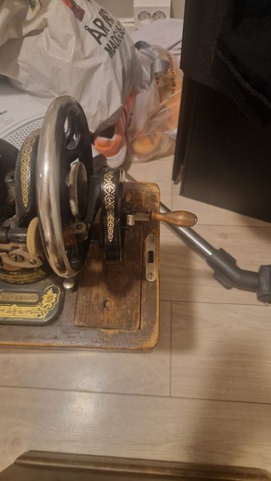 Vand masina de cusut pentru colecționari veche de 100 ani