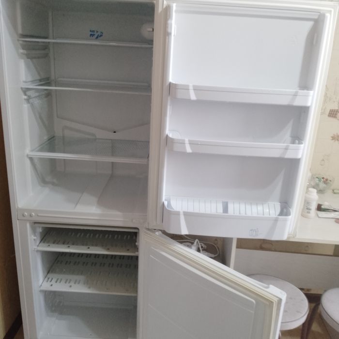 Продам холодильник Indesit на запчасти / под ремонт