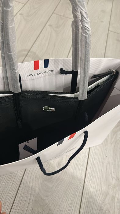 Продают сумки бренд Lacoste очень хорошие, удобные.