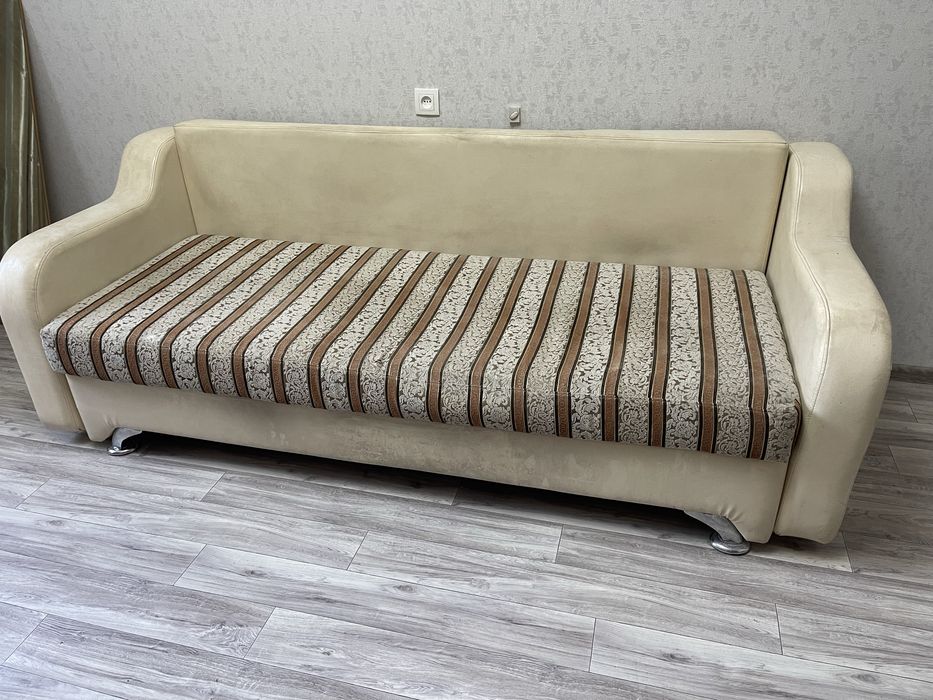 Раскладной диван, крепкий, требуется химчистка