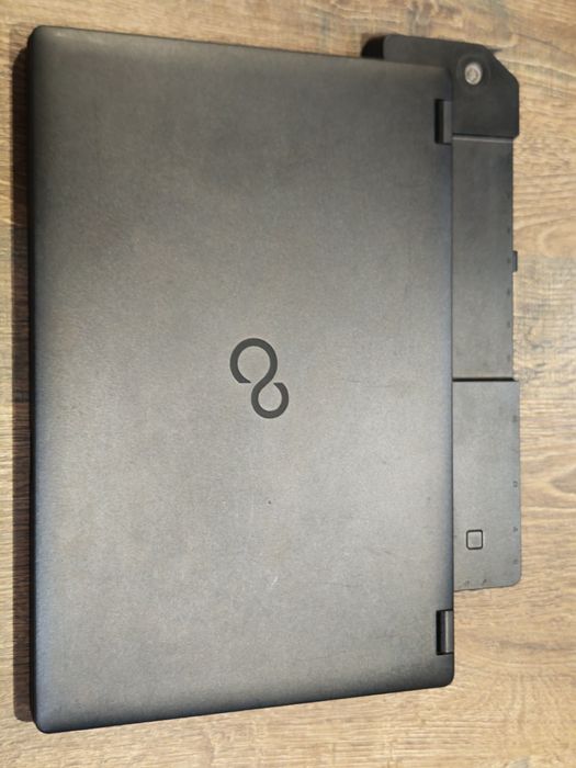 Fijitsu Lifebook E5511 i7-1165G7 16 GB RAM 512 GB