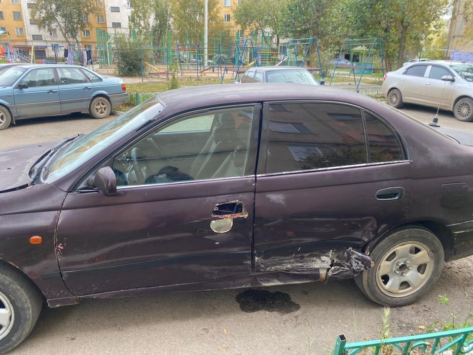 Тайота Карина е седан