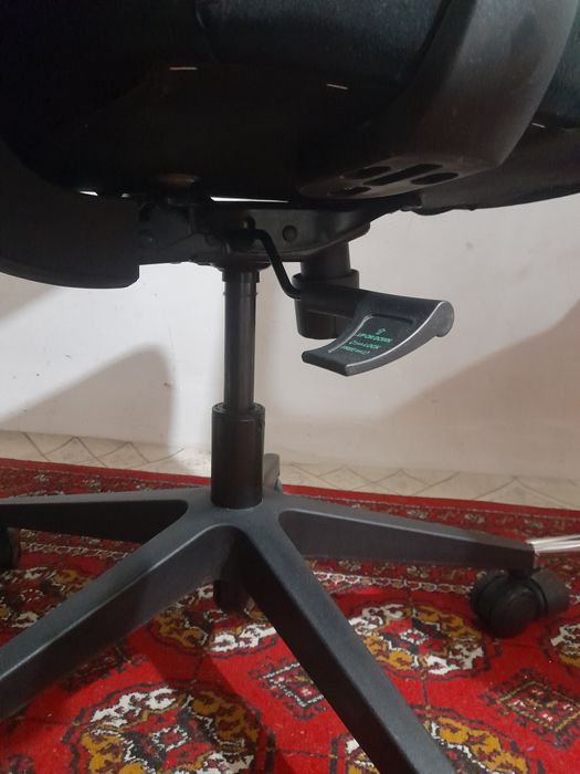 Продаются офисное кресло в рабочем состоянии.