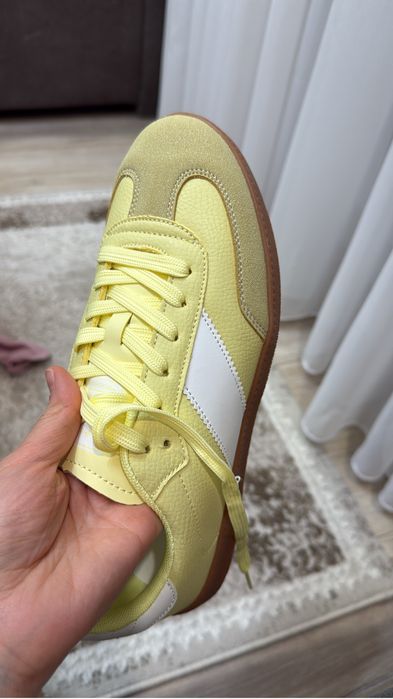 Продается новые стильные кроссы.