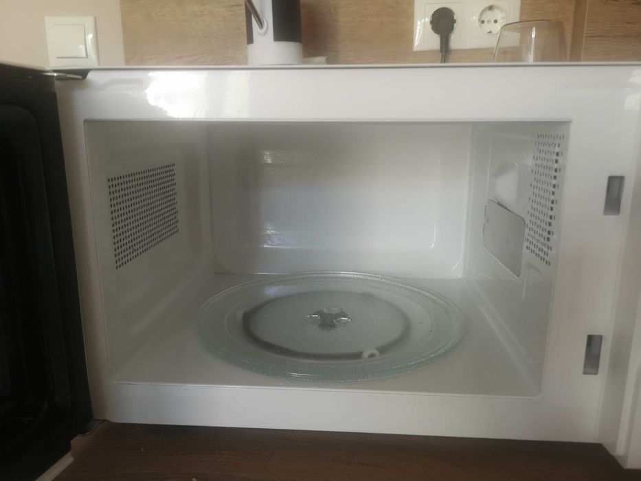 Микровълнова фурна Candy CPMW 2070M – 700 W, отлично състояние