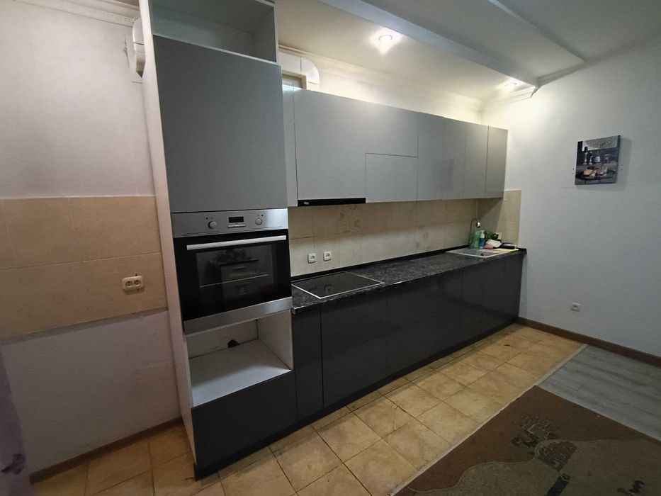 Продам кухонный гарнитур со встроенной техникой.