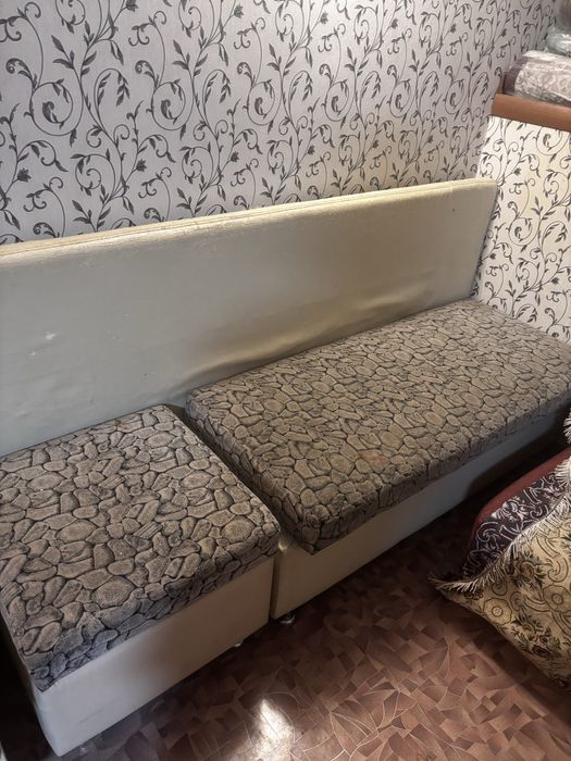 диван с полочкой