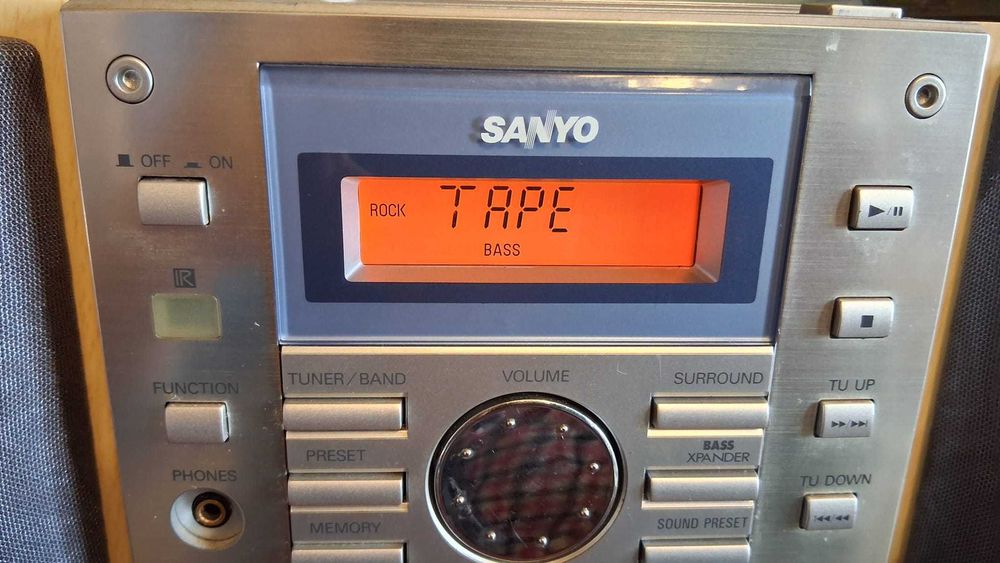 Mini sistem audio cu CD si 2 boxe Sanyo cu telecomanda